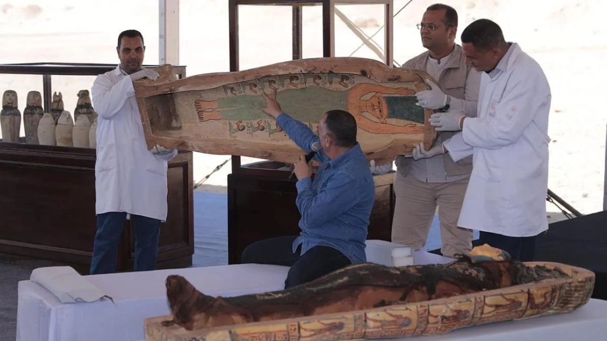 Internauci nie mają wątpliwości, do kogo podobna jest postać na sarkofagu. 