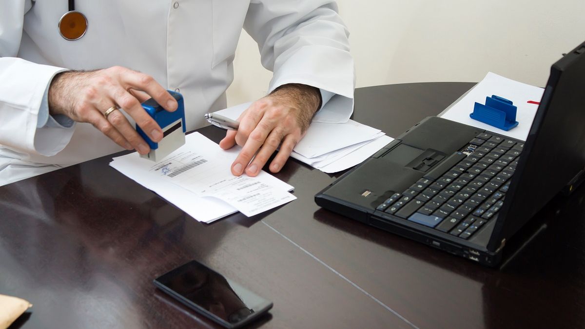 Pijany ginekolog na dyżurze. Zdjęcie ilustracyjne. 