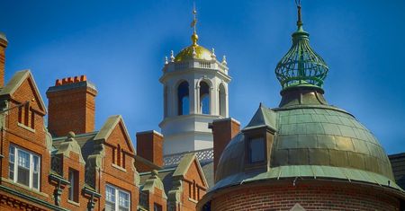 Trump grozi Harvardowi: Zakaz dla studentów zagranicznych i zamrożone miliardy dolarów?