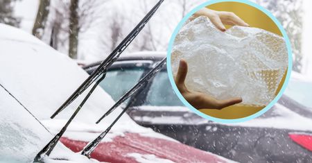 Prosto, tanio i skutecznie. Zimą zawsze wożę w aucie folię bąbelkową
