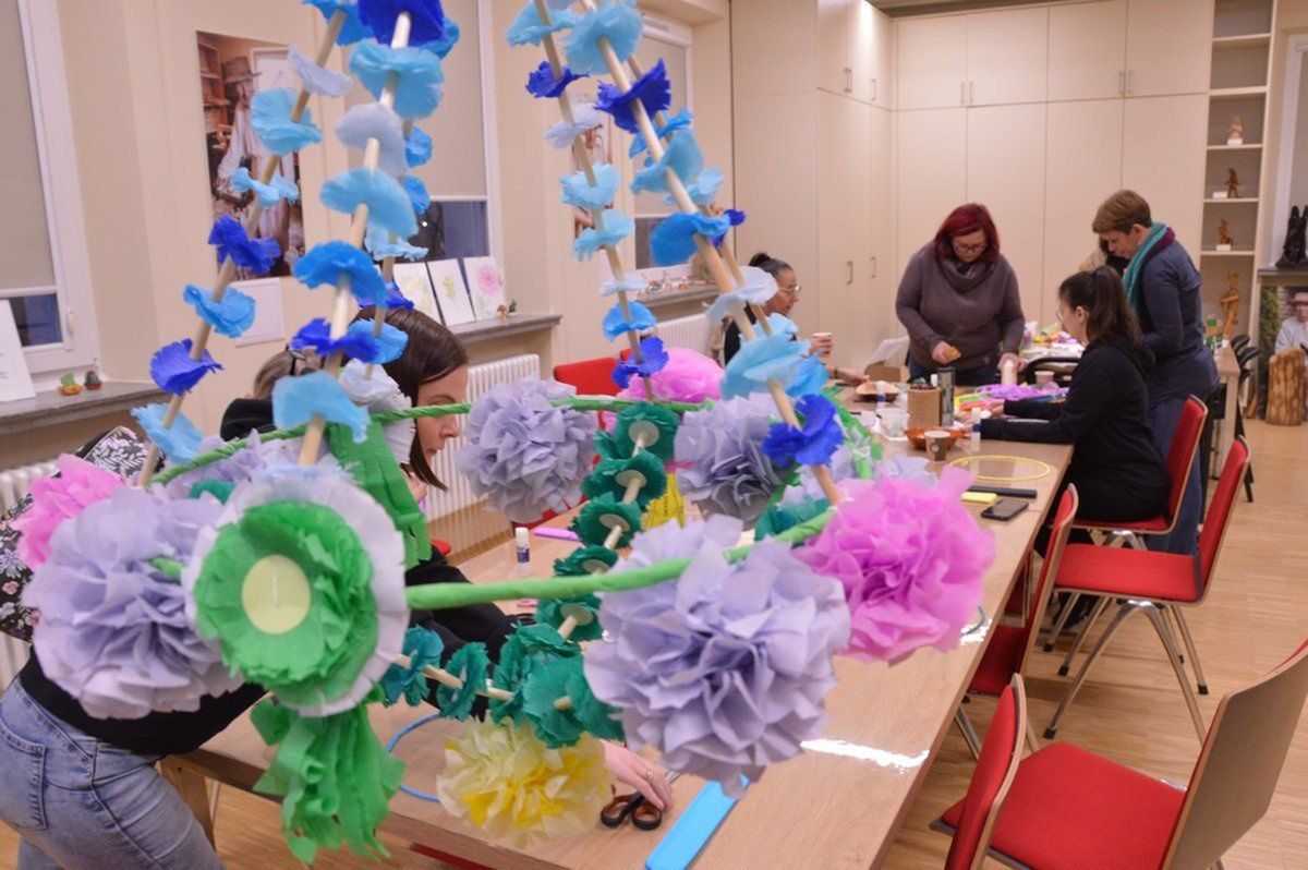 Uczestnicy wykonali pierwszą ozdobę świąteczną inspirowaną pająkiem ludowym