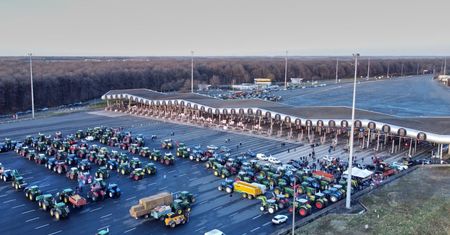 Rolnicy rozpoczynają "oblężenie Paryża". Blokują autostrady
