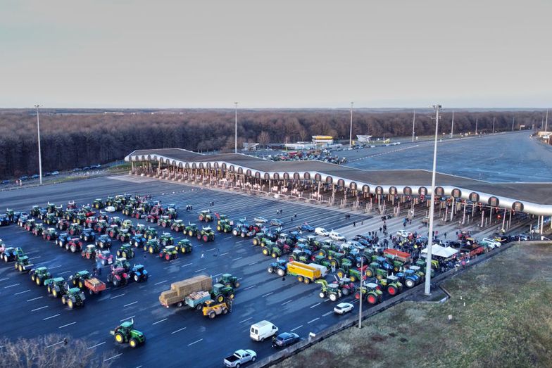 Rolnicy rozpoczynają "oblężenie Paryża". Blokują autostrady