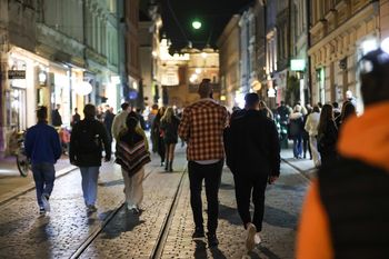 Kraków: Nocne życie na celowniku Straży Miejskiej. Posypały się mandaty