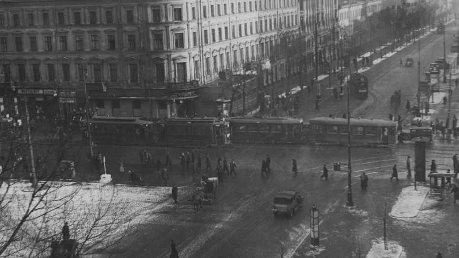 Warszawa. Aleje Jerozolimskie po przebudowie mają wyglądać jak przed II wojna światową. Przestrzeń służyć będzie pieszym, powstaną ogródki i cztery szpalery drzew