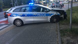 Radiowóz wjechał na czerwonym i zderzył się z audi na Gocławiu. Piesi uciekali w popłochu [WIDEO]