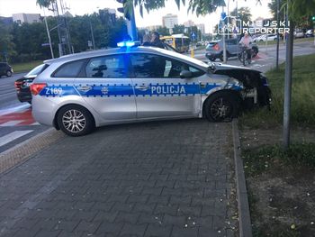 Radiowóz wjechał na czerwonym i zderzył się z audi na Gocławiu. Piesi uciekali w popłochu [WIDEO]