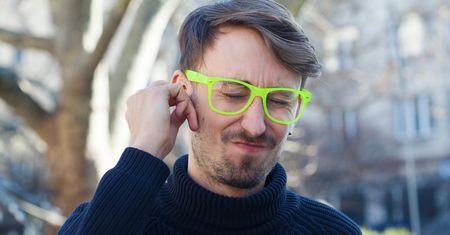 Słyszysz bicie serca w uchu? Nie ignoruj. Organizm wysyła ważny sygnał