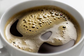 Wlej łyżeczkę do kawy i zamieszaj. Doda energii na cały dzień, spowolni starzenie