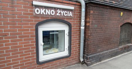 Wrocław. Pijana 20-latka w oknie życia