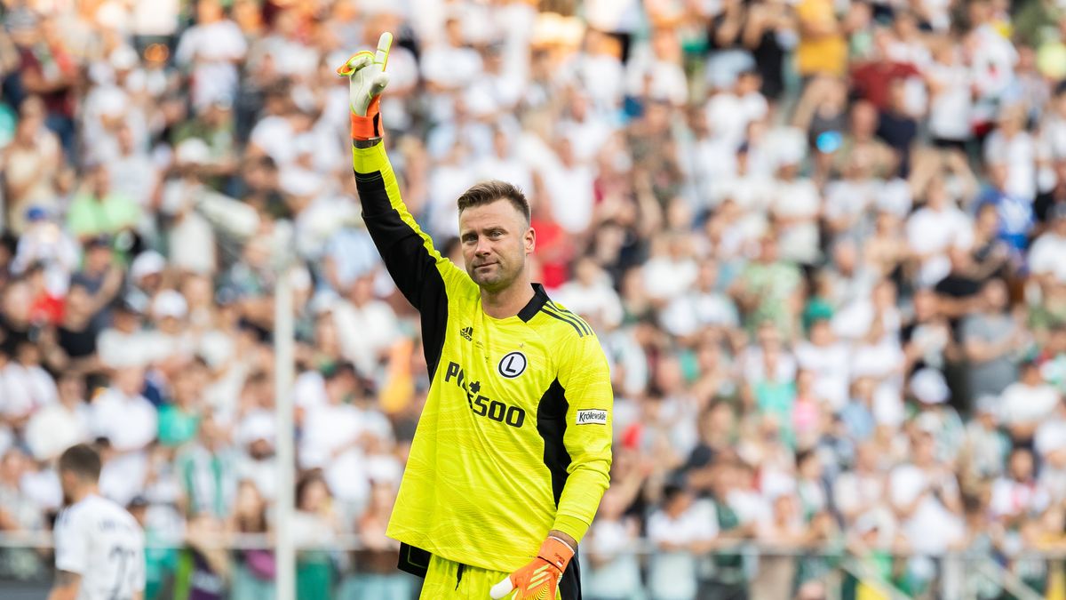 WARSAW, POLAND - 2022/07/20: Artur Boruc of Legia shows the L (symbol of Legia) during the friendly match between Legia Warszawa and Celtic FC at Marshal Jozef Pilsudski Legia Warsaw Municipal Stadium. This match was the last in the career of Artur Boruc (the goalkeeper played in the past for Legia Warszawa and Celtic FC). 
Final score; Legia Warszawa 2:2 Celtic FC. (Photo by Mikolaj Barbanell/SOPA Images/LightRocket via Getty Images)