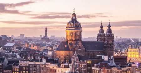 Władze Amsterdamu zakazały manifestacji przeciwko obostrzeniom. Powód? Protest policji