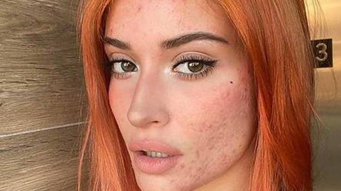 Abril zrezygnowała z używania podkładu i korektora