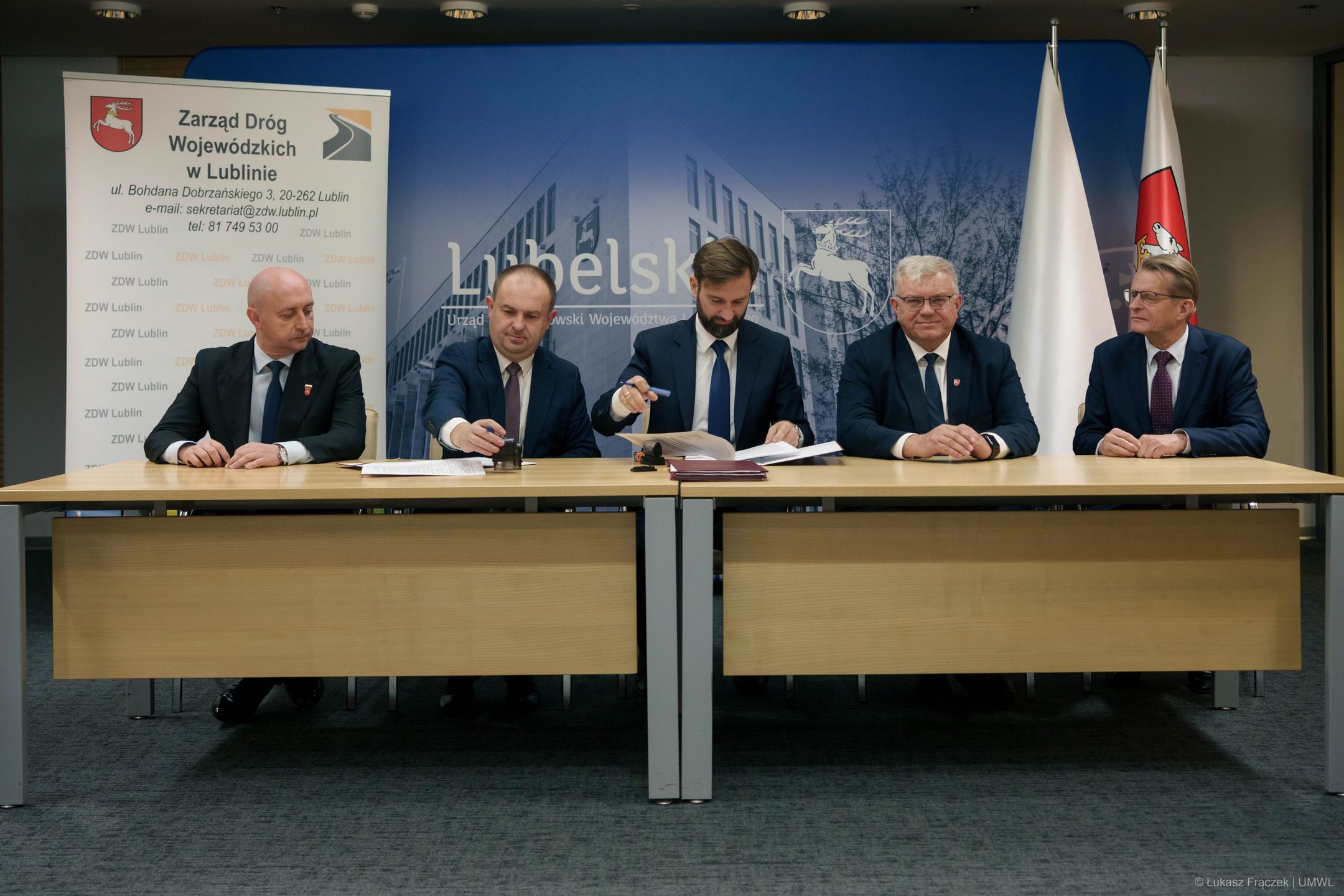 W tym roku wyremontowali już 125 km dróg wojewódzkich i to nie koniec. Właśnie podpisano kolejne umowy (zdjęcia)