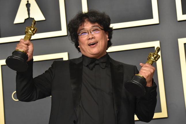 Bong Joon-ho odbierający Oscara za film "Parasite"
