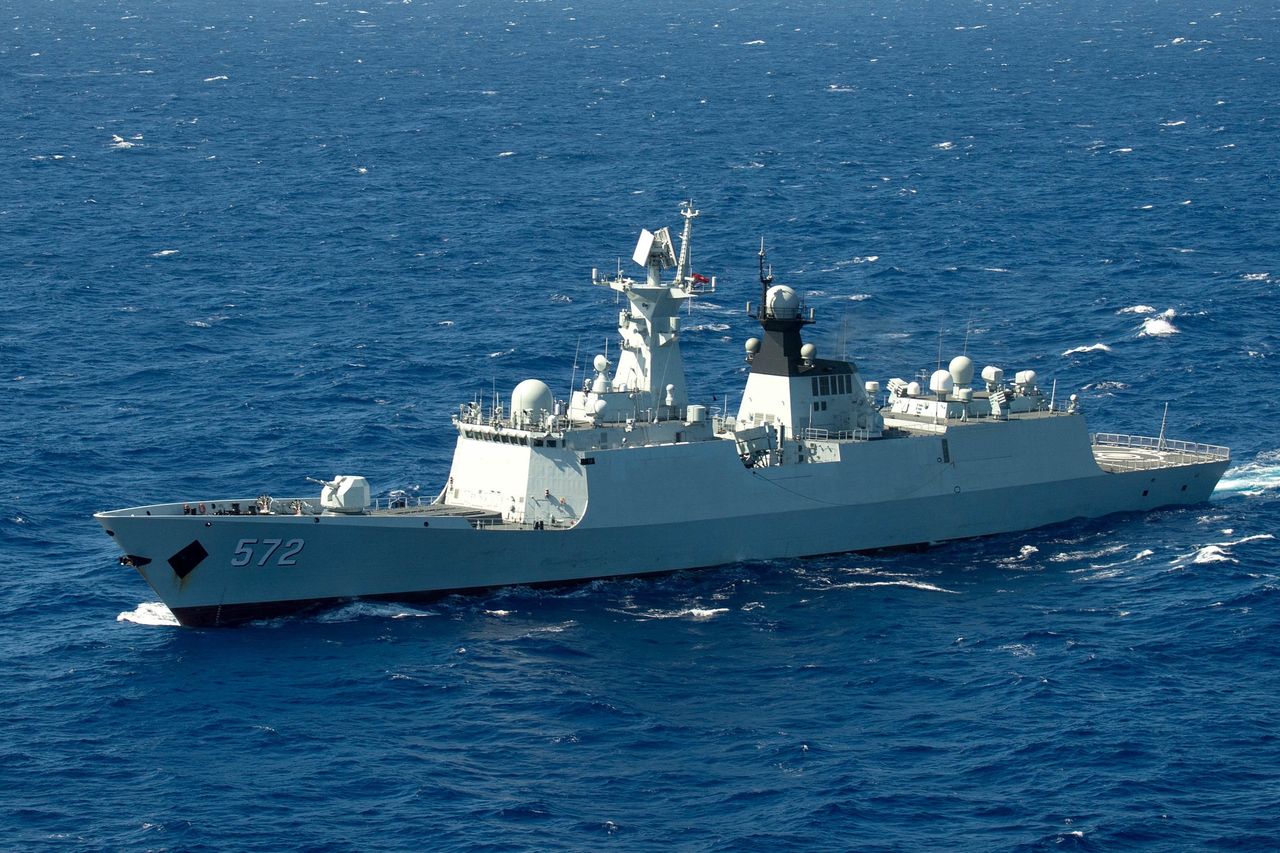 Chiny zwodowały trzy okręty wojenne jednego dnia? Państwo Środka pokazuje swoje możliwości - Fregata typu 054 