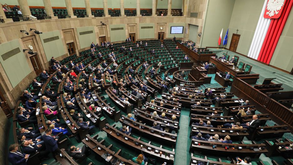 Warszawa, 21.12.2023. Posłowie na sali obrad Sejmu w Warszawie, 21 bm. Sejm zajmuje się m.in. projektem ustawy budżetowej na rok 2024. (ad) PAP/Paweł Supernak