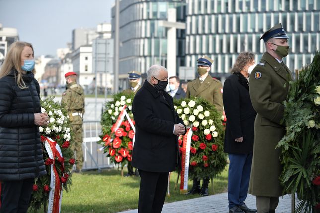 Warszawa. Obchody 11. rocznicy katastrofy smoleńskiej. Uroczystości na pl. Piłsudskiego