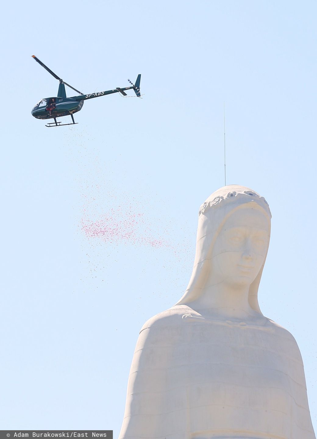 Jeden z dwóch helikopterów zrzucających płatki róż