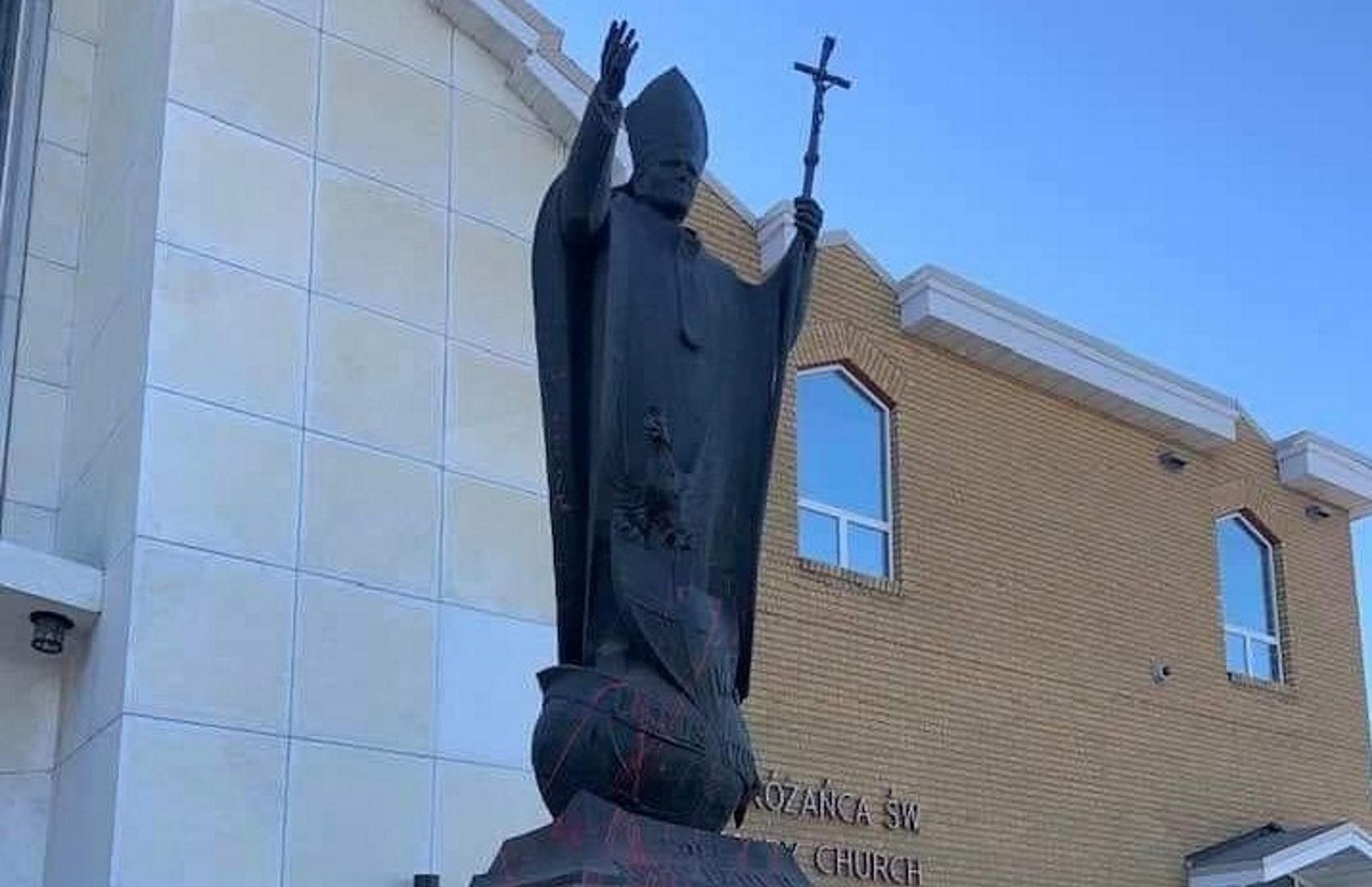 Kościelny skandal. Pomnik Jana Pawła II w Edmonton zdewastowany
