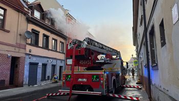 Pożar wybuchł na poddaszu. Nie żyje jedna osoba