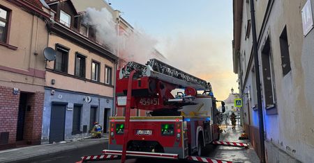 Pożar wybuchł na poddaszu. Nie żyje jedna osoba