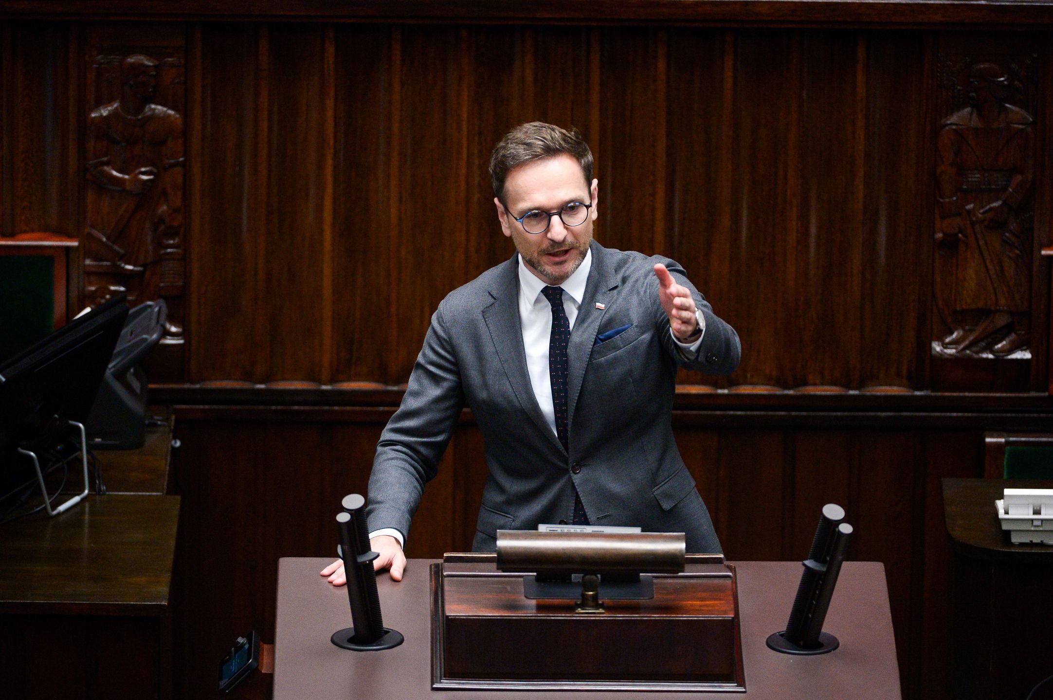 Warszawa, 24.04.2024. Poseł PiS Waldemar Buda przemawia na sali obrad Sejmu w Warszawie, 24 bm. Sejm rozpoczyna trzydniowe posiedzenie. Posłowie zaczną obrady od przeprowadzenia II czytania rządowego projektu nowelizacji ustaw związanych z funkcjonowaniem administracji rządowej. (mr) PAP/Marcin Obara