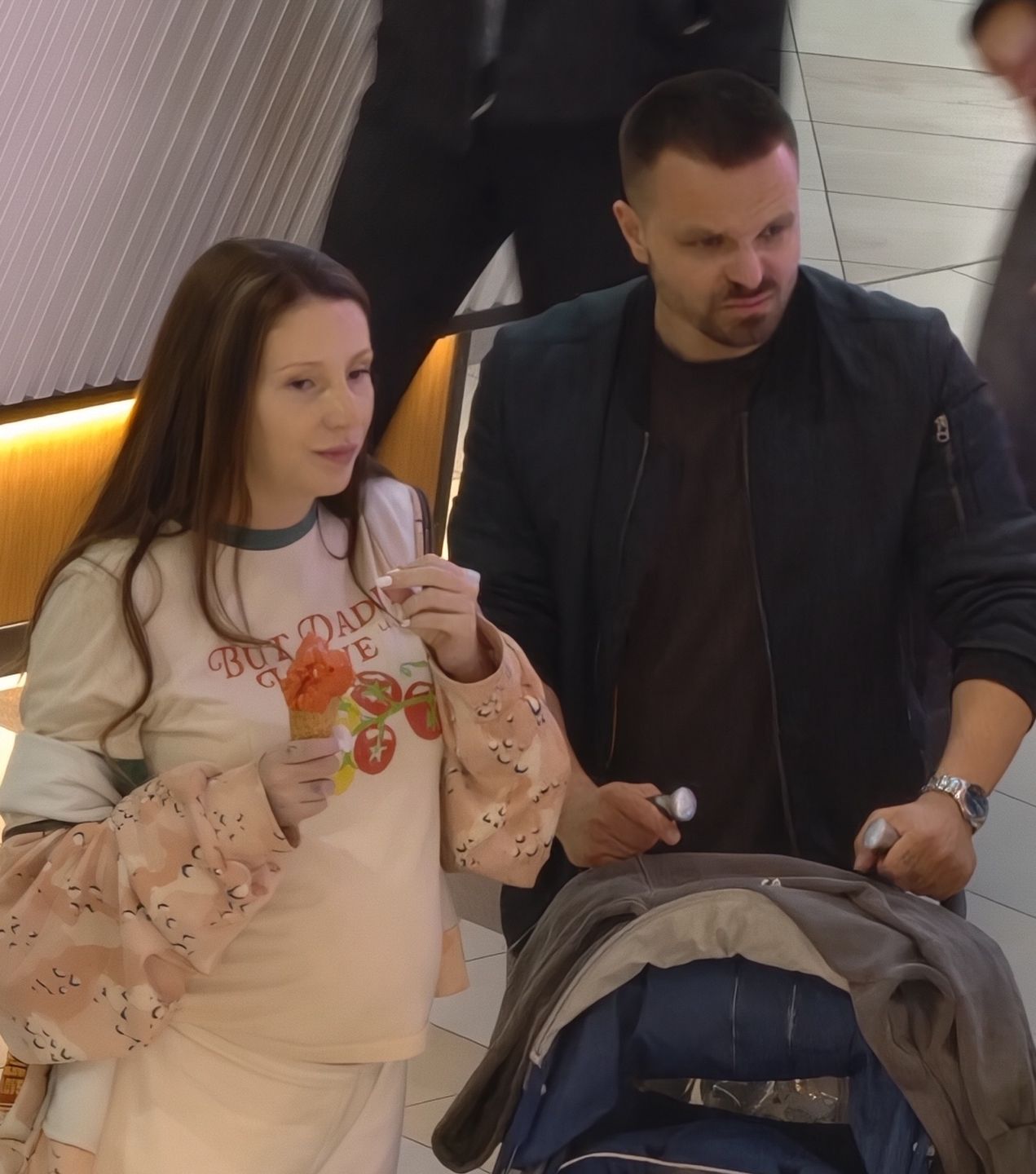 Dominika Serowska i Marcin Hakiel "przyłapani" z dziećmi na zakupach