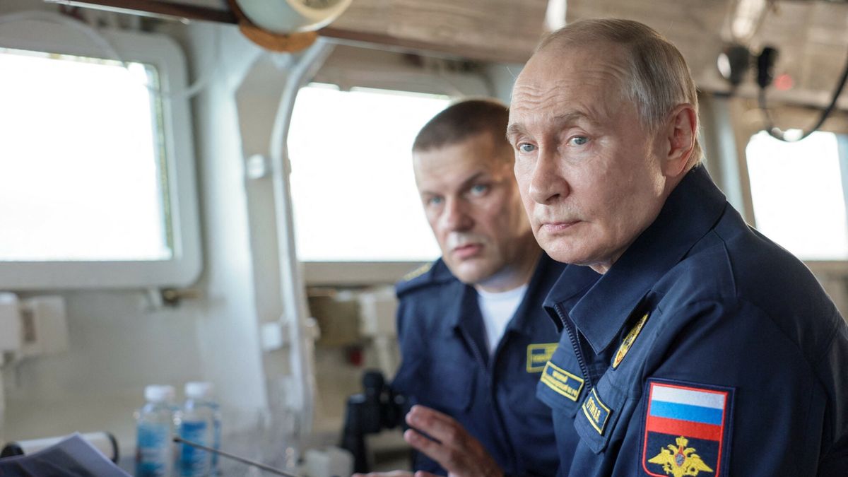 Putin odwiedzi? kr??ownik rakietowy rosyjskiej marynarki wojennej Wariag
In this pool photograph distributed by the Russian state agency Sputnik, Russia's President Vladimir Putin, accompanied by the Russian Pacific Fleet Commander Admiral Viktor Liina, oversees the final stage of a Pacific Fleet's naval drills from onboard the Russian Navy's guided missile cruiser Varyag off far eastern Sakhalin Island on August 12, 2026. (Photo by Gavriil Grigorov / POOL / AFP)
GAVRIIL GRIGOROV