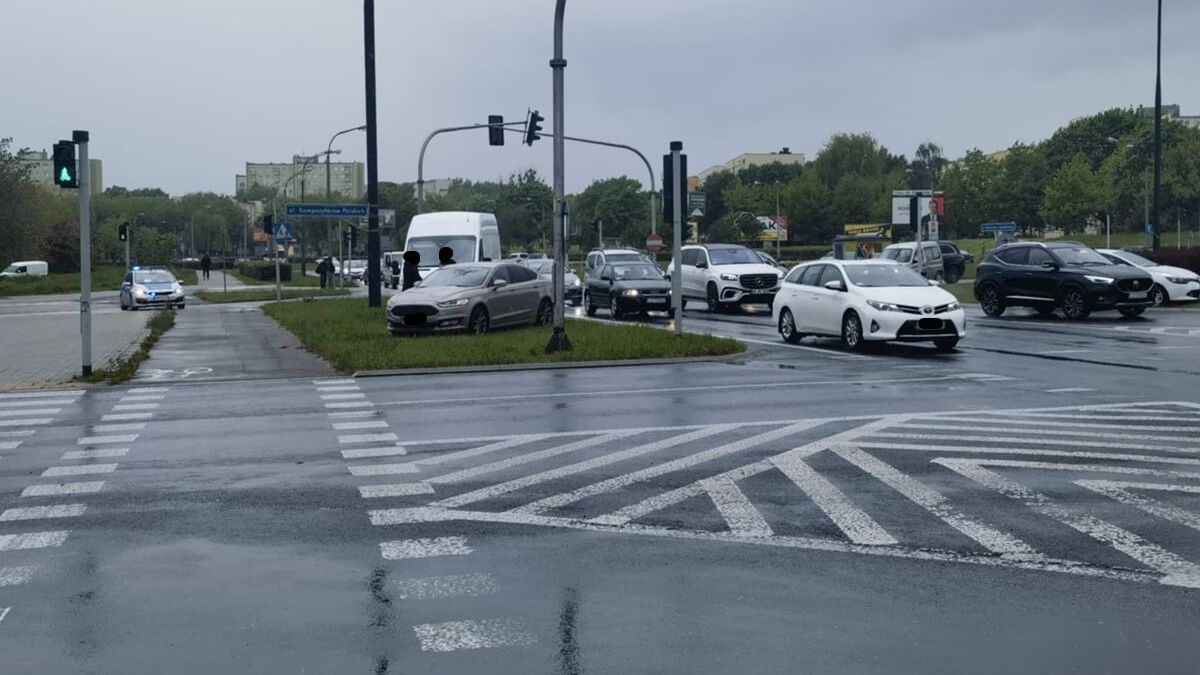 Zderzenie dwóch fordów na rondzie