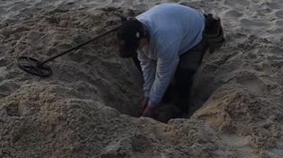 Godzina na plaży w Stegnie. Zaczął kopać na 1 m. Oto finał