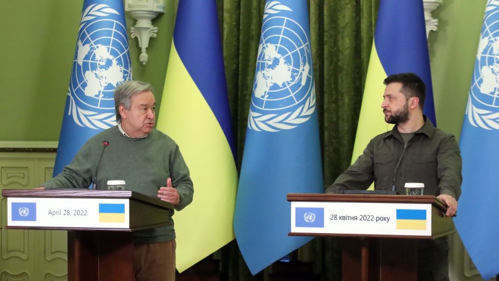 Antonio Guterres (z lewej) i Wołodymyr Zełenski (z prawej)