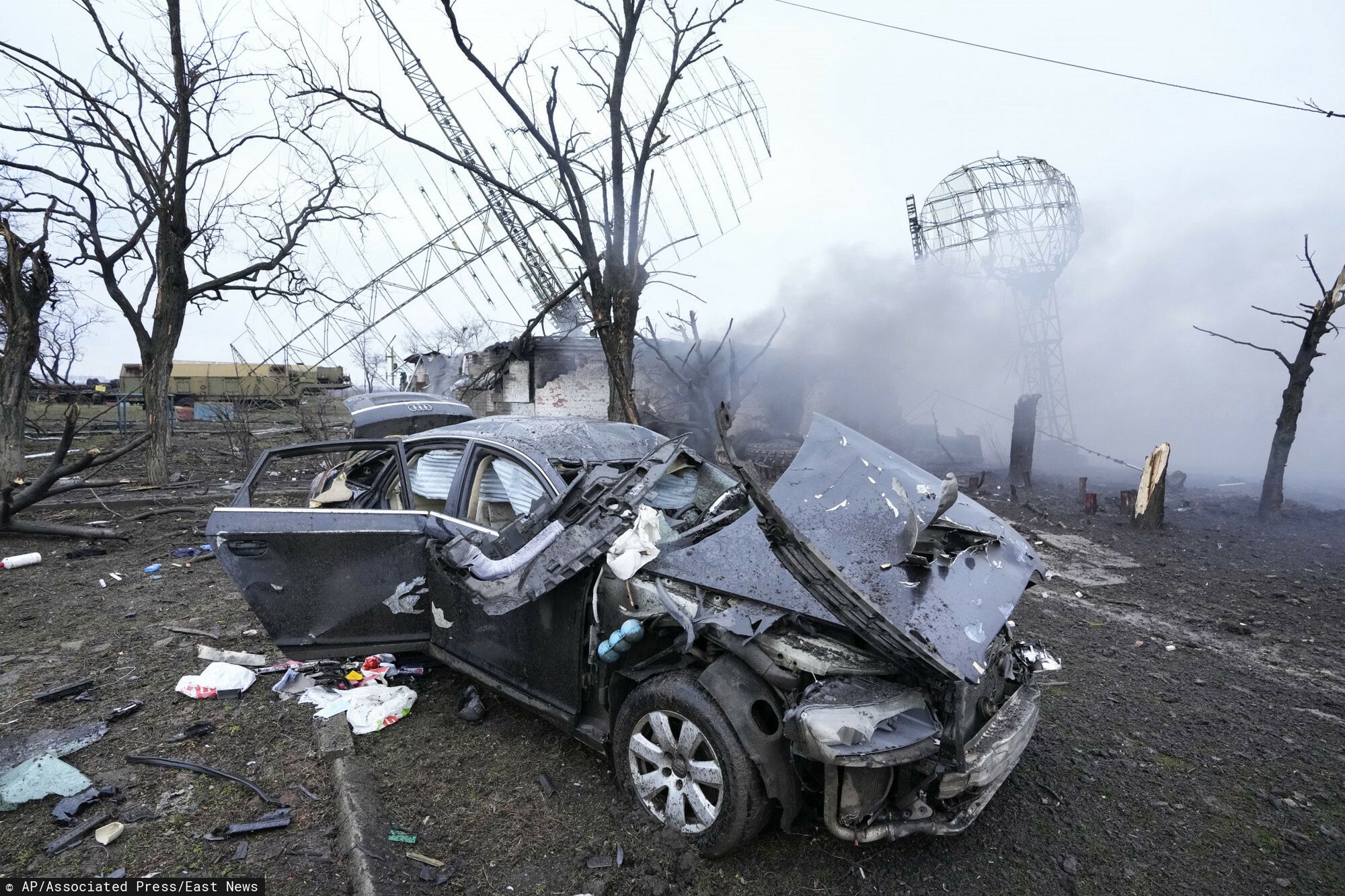 Rosja zaatakowa?a Ukrain?Damaged radar arrays and other equipment is seen at Ukrainian military facility outside Mariupol, Ukraine, Thursday, Feb. 24, 2022. Russia has launched a barrage of air and missile strikes on Ukraine early Thursday and Ukrainian officials said that Russian troops have rolled into the country from the north, east and south. (AP Photo/Sergei Grits)AP