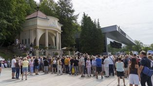 Krynica-Zdrój: Rozpoczął się 58. Festiwal im. Jana Kiepury. Śpiewaka, który wjechał na płytę krynickiego deptaku, witały tłumy