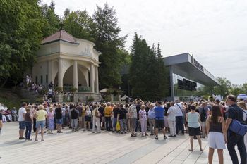 Krynica-Zdrój: Rozpoczął się 58. Festiwal im. Jana Kiepury. Śpiewaka, który wjechał na płytę krynickiego deptaku, witały tłumy