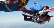 Pobili się, spadając na ziemię! Powietrzna bójka skoczka spadochronowego i instruktora