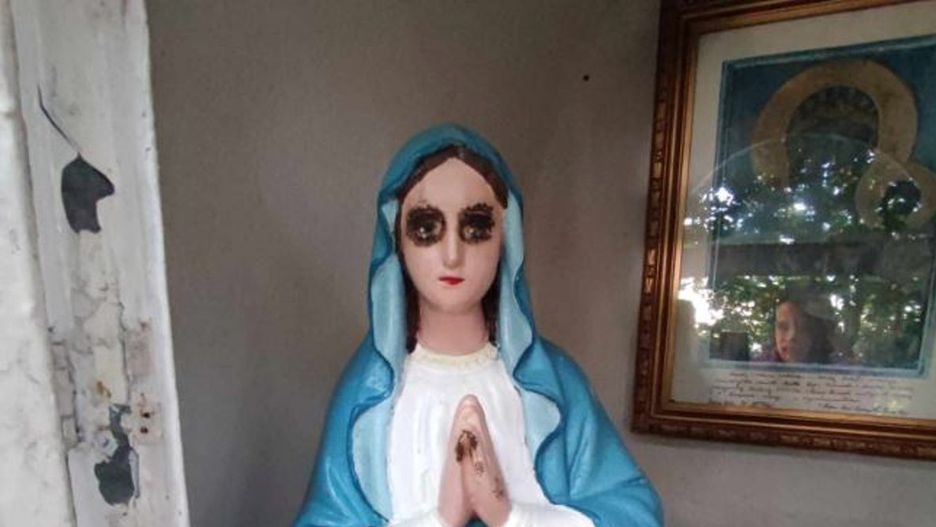 Zniszczona figura Matki Bożej z kaplicy w Żuklinie