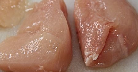Dwie partie mięsa drobiowego z salmonellą! Można było je kupić w tym sklepie