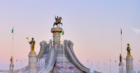 Turkmenistan. Prezydent odsłonił nowy pomnik w stolicy. Polacy mogliby się zdziwić
