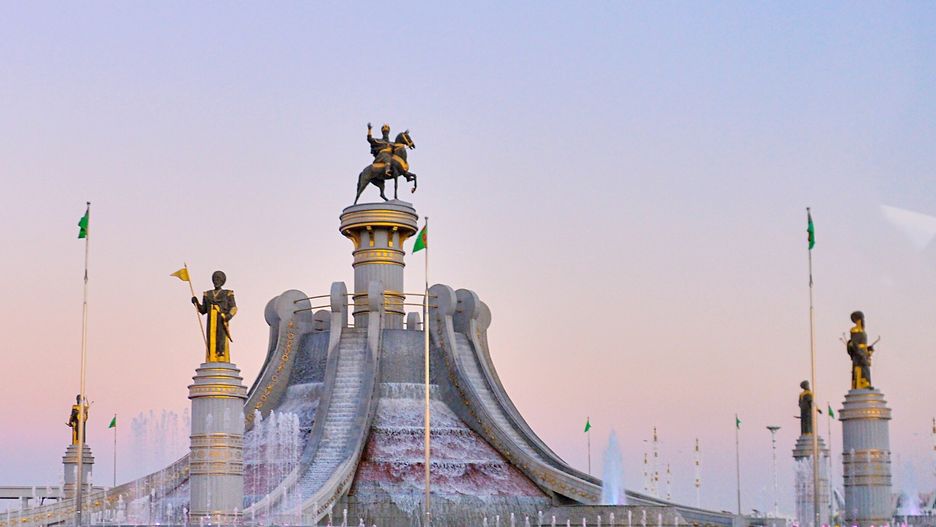 Pomnik prezydenta siedzącego na koniu znajduje się już w stolicy Turkmenistanu