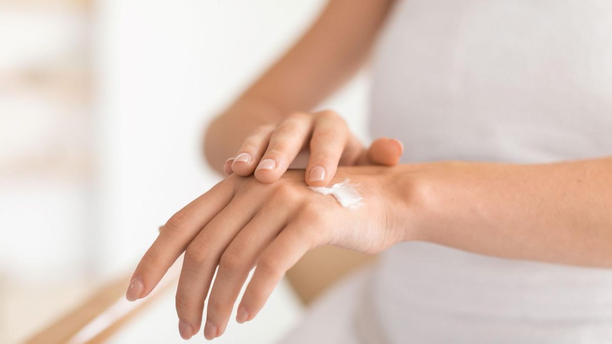 Bardzo suche dłonie mogą być efektem niskiej temperatury, ale także wskutek działania detergentów czy twardej wody.