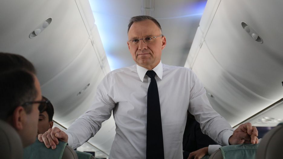 Andrzej Duda
Zurych, Szwajcaria, 16.06.2024. Prezydent RP Andrzej Duda (P) rozmawia z dziennikarzami na pok�adzie samolotu po starcie z lotniska w Zurychu, 16 bm. Prezydent RP wzi�� udzia� w odbywaj�cym si� w  Buergenstock k. Lucerny Szczycie w Sprawie Pokoju na Ukrainie (Summit on Peace in Ukraine). (jm) PAP/Albert Zawada
Albert Zawada
agresja Rosji, atak Rosji na Ukrain�, dyplomacja, dziennikarze, inwazja, inwazja rosyjska, konflikt zbrojny, lot, media, pok�ad samolotu, polityk, polityka, prezydencki, rosyjska, rosyjski, samolot, Summit on Peace in Ukraine, sytuacja na Ukrainie, sytuacja w Ukrainie, szczyt w Sprawie Pokoju na Ukrainie, wizyta, Wojna na Ukrainie, wojna w Ukrainie, wok� Ukrainy