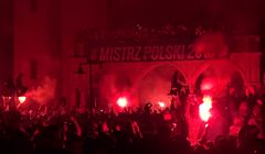 Kibice Lecha Poznań zdemolowali wóz transmisyjny TVP Info