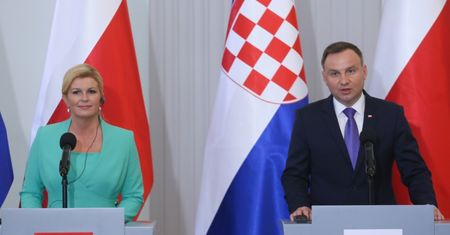 Szerokie uśmiechy, uprzejmości i całowanie w rękę: tak wyglądało spotkanie Andrzeja Dudy z prezydent Chorwacji (ZDJĘCIA)