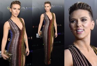 Scarlett Johansson wypina biust w tęczowej sukience