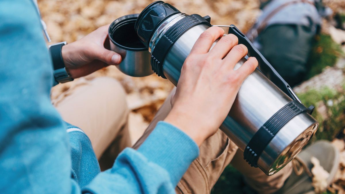 Najlepsze termosy do 1 l – z tymi produktami nic wam nie wystygnie 1