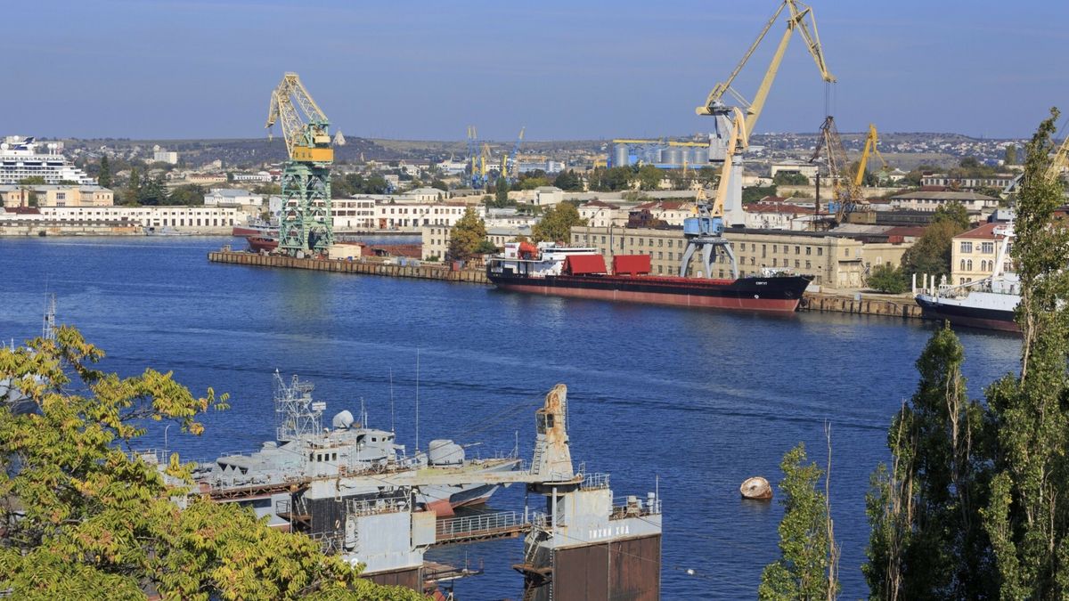 Port morski w Sewastopolu na Krymie. Zdjęcie ilustracyjne