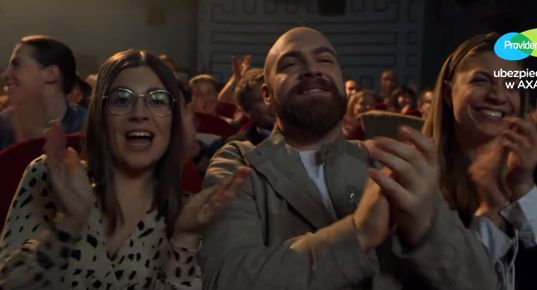 Rodzice przepełnieni dumą w wizerunkowej kampanii Provident Polska i AXA