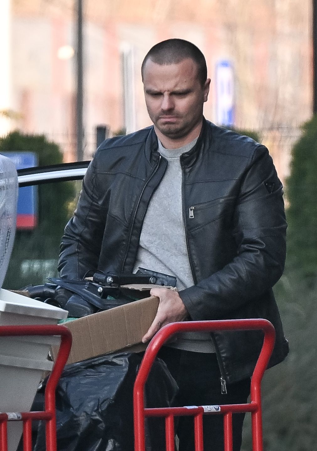 Marcin Hakiel wywozi meble ze swojej szkoły tańca