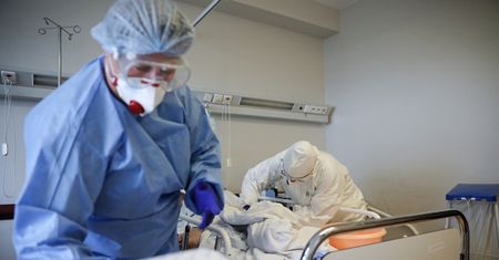 Koronawirus w Polsce. Brakuje personelu medycznego na Dolnym Śląsku. "Szpitale chcą zarobić"